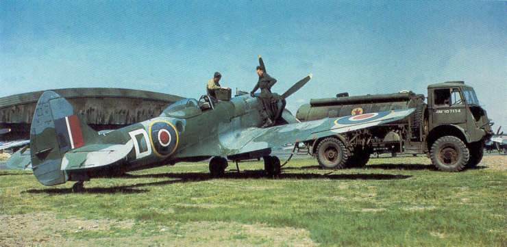 Spitfire_XIV_of_414_(RCAF)_Squadron,_Wunstorf,_Germany,_April_1945